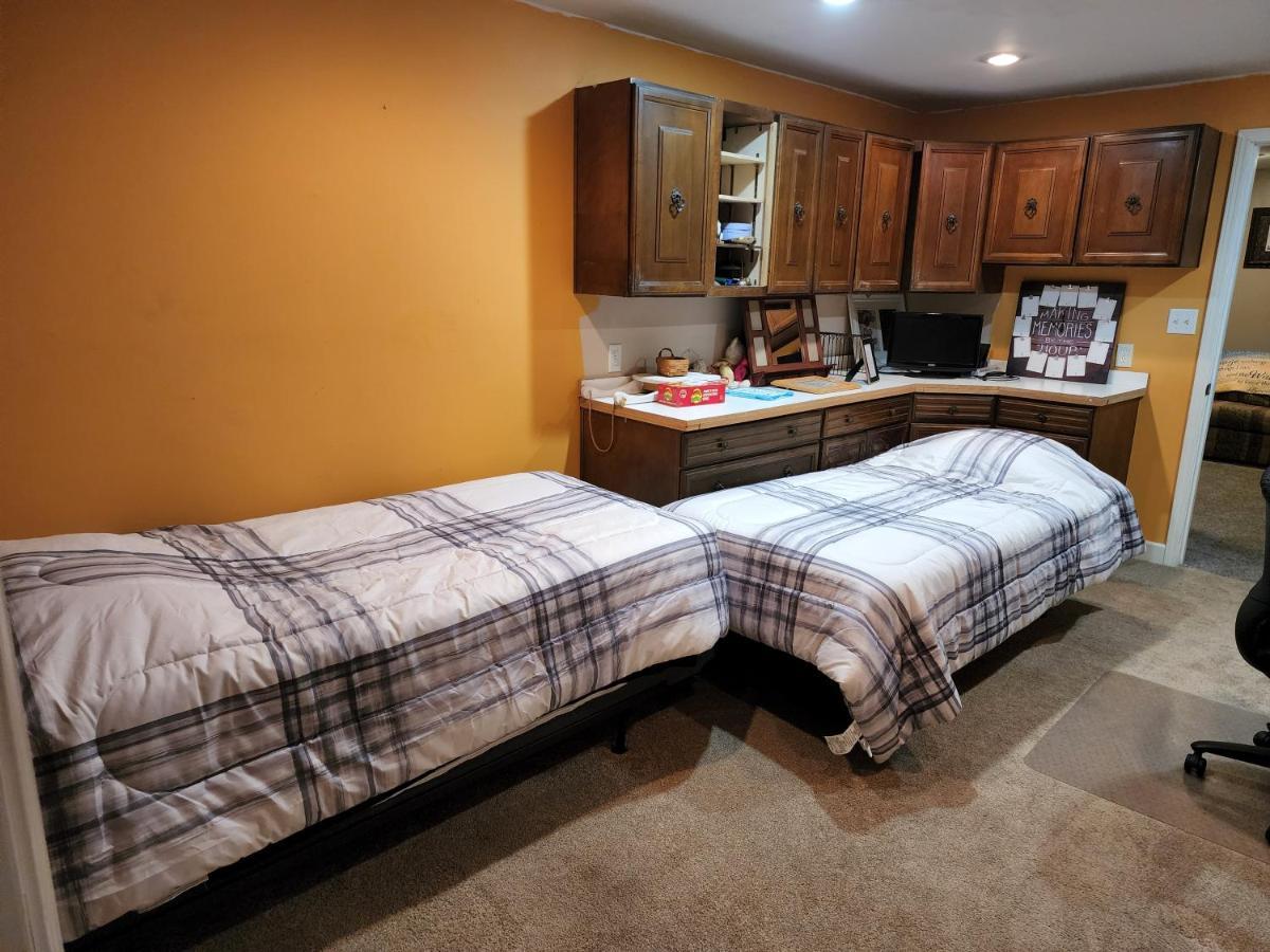 Lovely 3- Bedroom Apartment With Street Parking. Goshen Ngoại thất bức ảnh